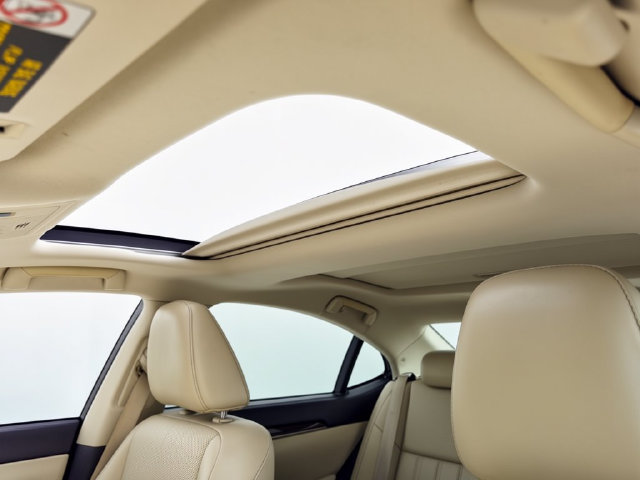 Used 2017 Lexus ES 350 w/ Ultra Luxury Package FWD image 26