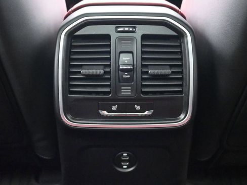 Used 2026 Porsche Macan AWD/4WD image 8