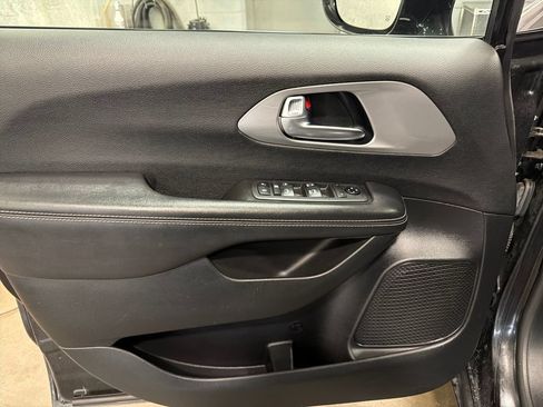 Used 2019 Chrysler Pacifica Touring Plus w/ S Appearance Package FWD image 14