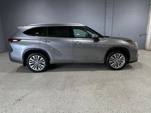 Certified 2026 Toyota Highlander Platinum AWD/4WD image 2