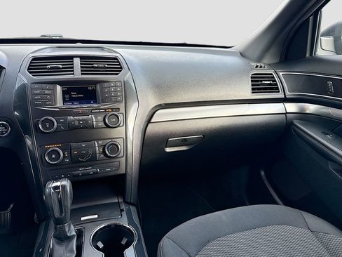 Used 2018 Ford Explorer XLT image 23