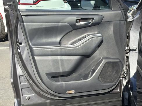 Used 2021 Toyota Highlander XLE image 25