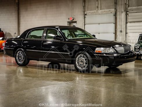 Used 2010 Lincoln Town Car Signature Limited image 1