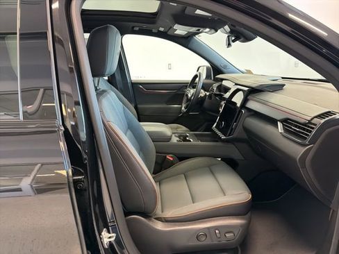Used 2025 GMC Acadia AT4 w/ Luxury Package AWD/4WD image 40