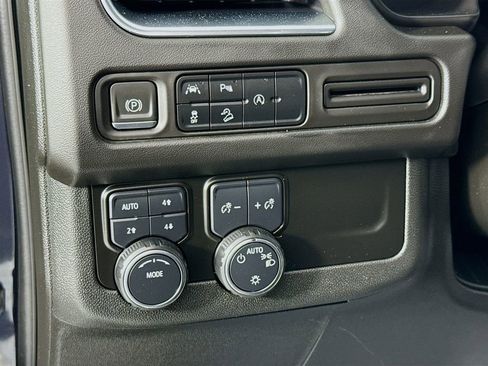 Used 2023 Chevrolet Suburban Premier image 10