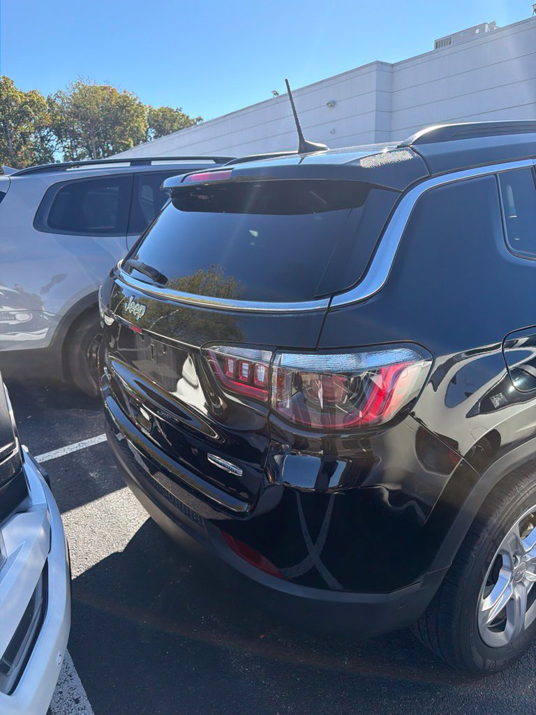 Used 2024 Jeep Compass Latitude w/ Sun and Sound Group AWD/4WD image 5