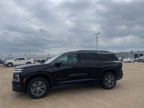 Used 2025 Chevrolet Traverse LT image 10