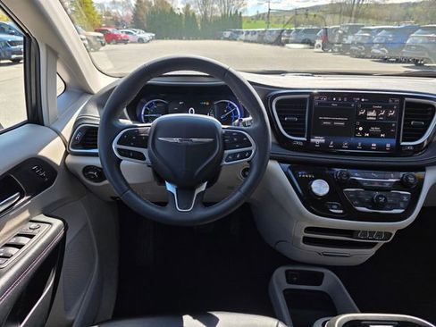 Used 2023 Chrysler Pacifica Touring-L FWD image 21