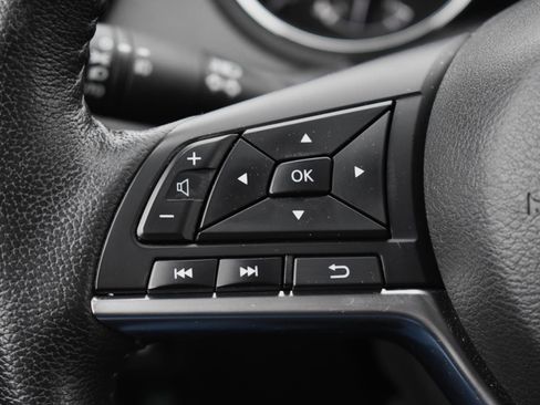 Used 2019 Nissan Rogue SL w/ Premium Package image 6