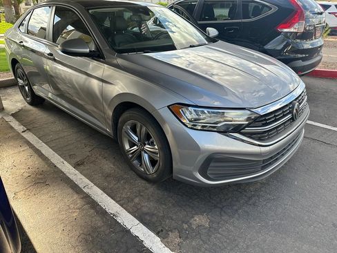 Used 2024 Volkswagen Jetta SE w/ Panoramic Sunroof Package FWD image 4
