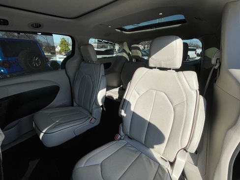 Used 2019 Chrysler Pacifica Limited w/ Tire & Wheel Group image 16
