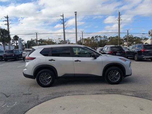 Used 2024 Nissan Rogue S image 7