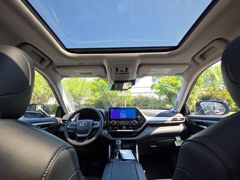 New 2026 Toyota Highlander Platinum AWD/4WD image 4