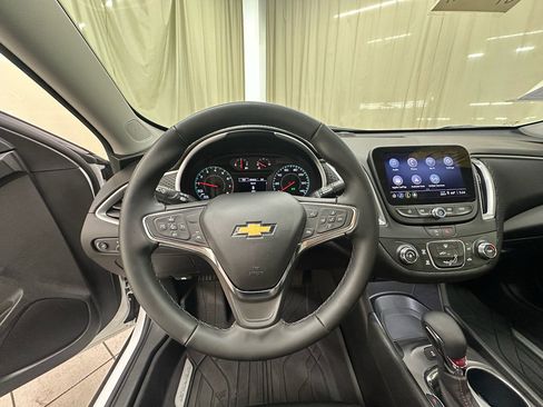 Used 2025 Chevrolet Malibu RS FWD image 24