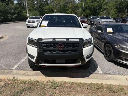 Used 2025 Nissan Frontier PRO-4X w/ Pro Convenience Package image 3
