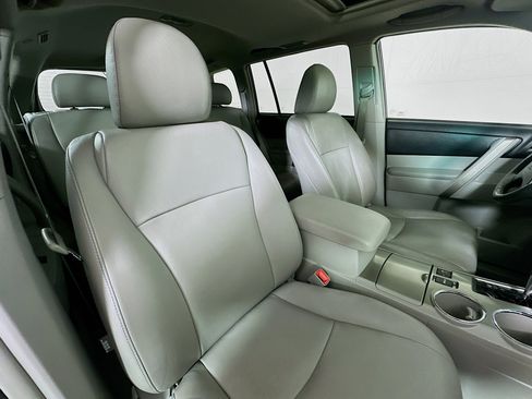 Used 2012 Toyota Highlander SE w/ Tow Pkg image 28