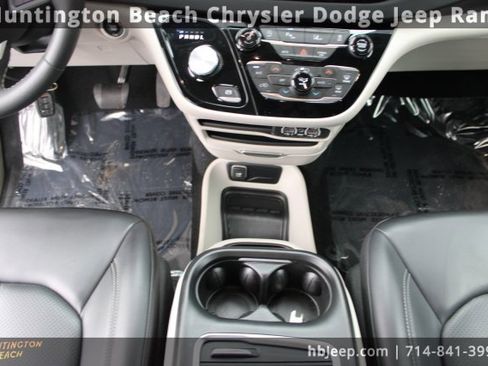Used 2023 Chrysler Pacifica Touring-L image 12