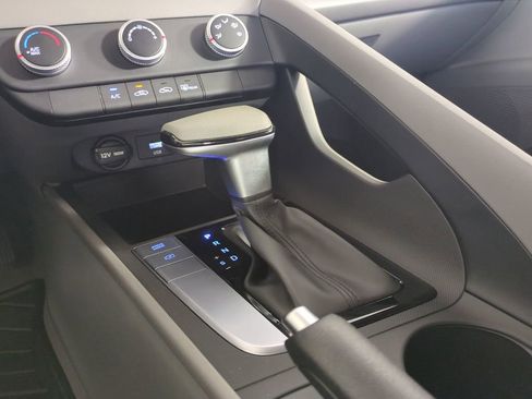 Used 2025 Hyundai Elantra SE FWD image 20