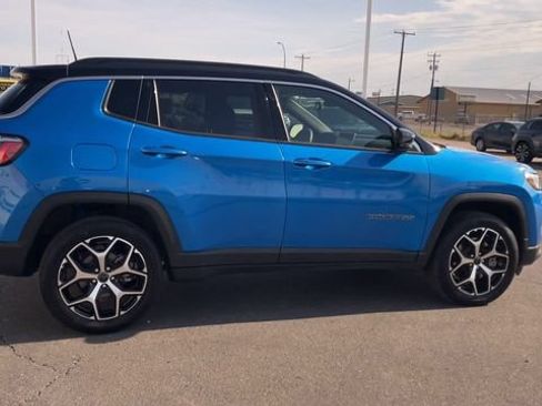 Used 2025 Jeep Compass Limited AWD/4WD image 2