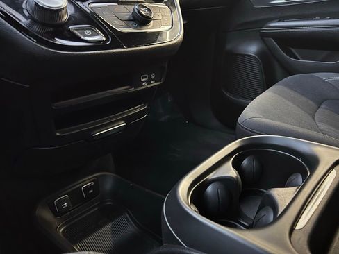 Used 2018 Chrysler Pacifica Touring Plus w/ S Appearance Package image 45