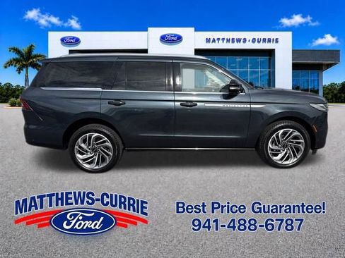 Used 2025 Lincoln Navigator Reserve AWD/4WD image 3