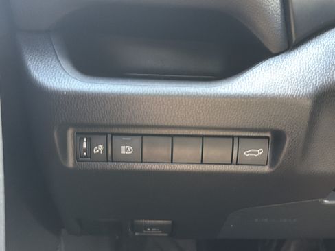 Used 2021 Toyota RAV4 XLE Premium FWD image 31