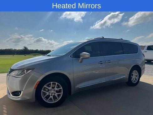 Used 2020 Chrysler Pacifica Touring-L FWD image 2