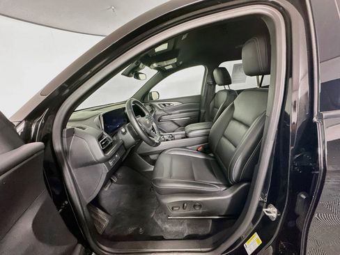 Used 2025 Chevrolet Traverse LT FWD image 13