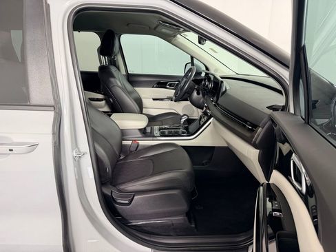 Used 2024 Kia Carnival EX image 31