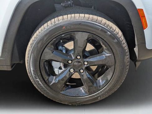 New 2025 Jeep Grand Cherokee Limited w/ Black Appearance Package image 9