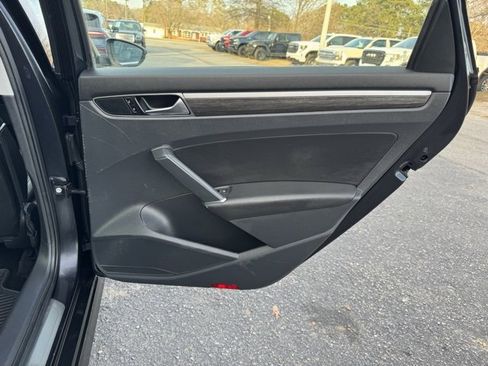 Used 2017 Volkswagen Passat 1.8T SEL Premium image 12