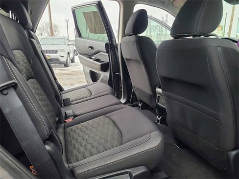Used 2023 Nissan Pathfinder S image 19