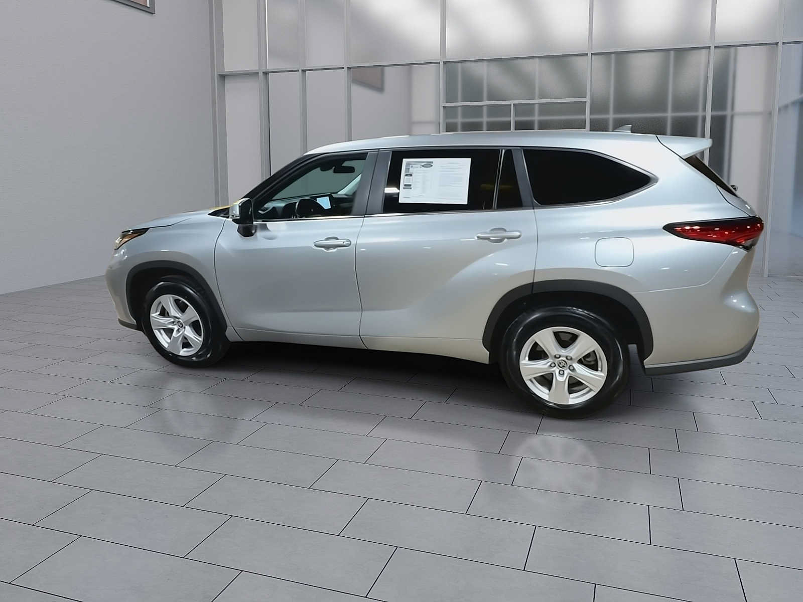Used 2023 Toyota Highlander LE FWD image 6