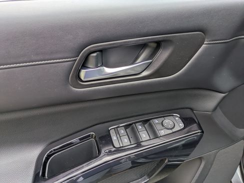 Used 2022 Nissan Pathfinder SV AWD/4WD image 16