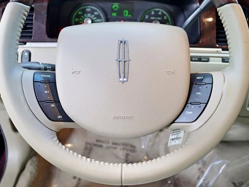 Used 2010 Lincoln Town Car Signature Limited RWD image 16