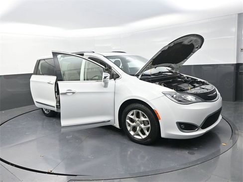 Used 2020 Chrysler Pacifica Limited image 25