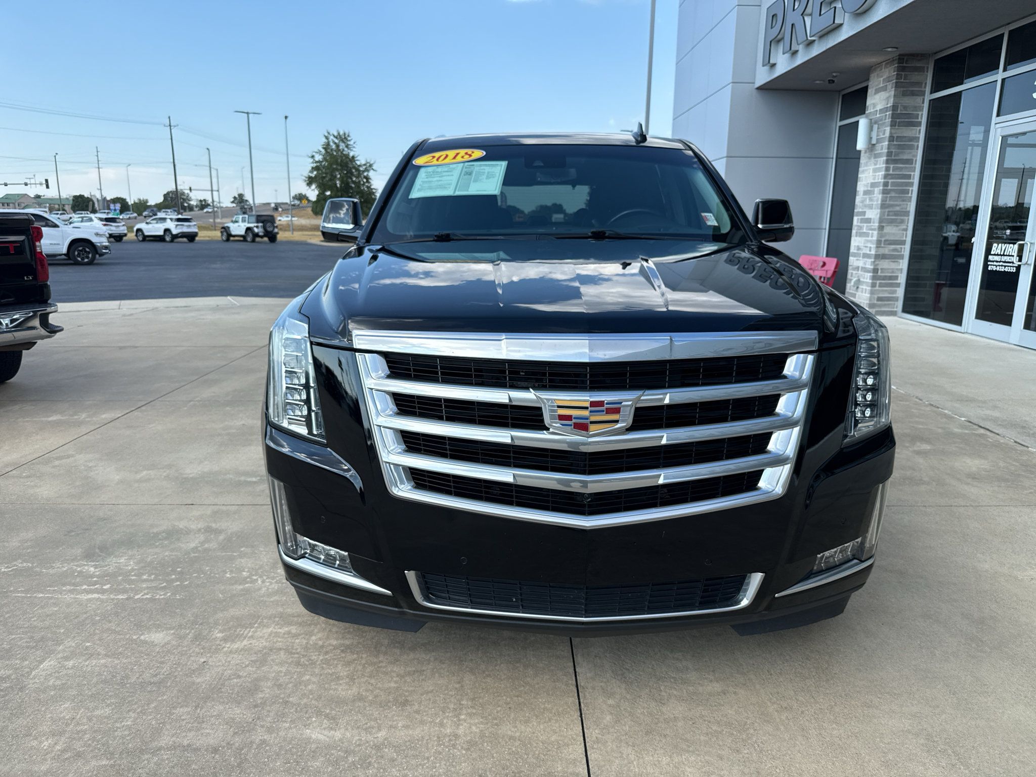 Used 2018 Cadillac Escalade Luxury AWD/4WD image 2