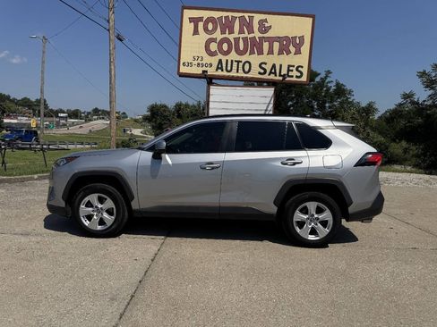 Used 2020 Toyota RAV4 XLE FWD image 4