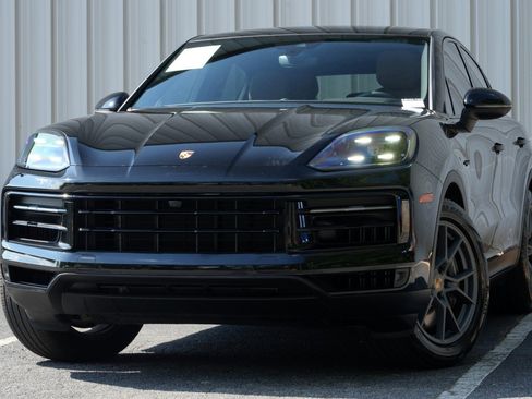 Used 2024 Porsche Cayenne Coupe AWD/4WD image 3