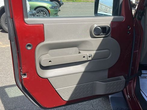 Used 2007 Jeep Wrangler Unlimited Sahara AWD/4WD image 9