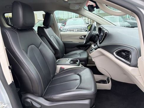Used 2023 Chrysler Pacifica Touring-L FWD image 33