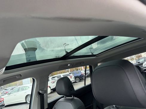 Used 2020 Volkswagen Tiguan SE w/ Panoramic Sunroof Package image 5
