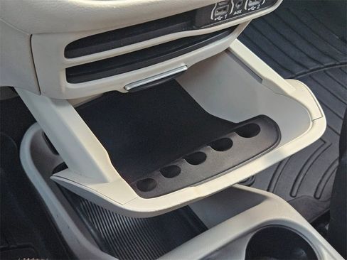 Used 2021 Chrysler Voyager L image 25