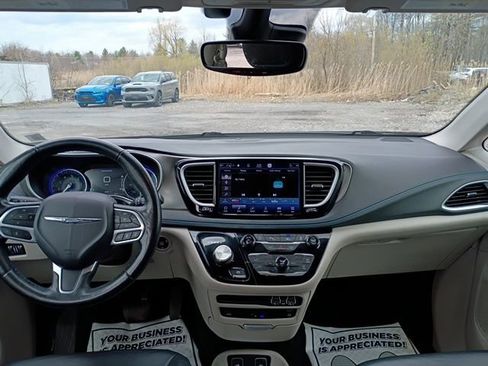 Used 2021 Chrysler Pacifica Touring-L w/ Uconnect Theater Family Group AWD/4WD image 16