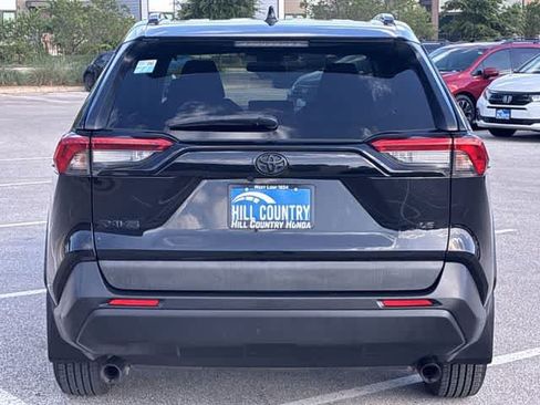Used 2021 Toyota RAV4 LE FWD image 5