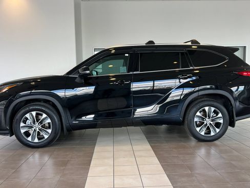 Used 2021 Toyota Highlander XLE AWD/4WD image 7