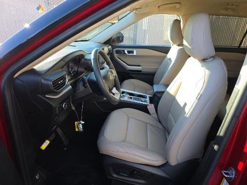 Used 2024 Ford Explorer XLT w/ Equipment Group 202A image 7