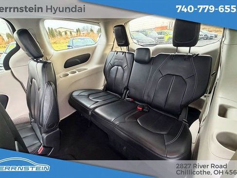 Used 2023 Chrysler Pacifica Touring-L image 21