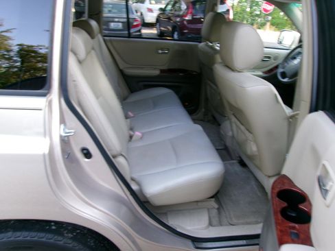 Used 2004 Toyota Highlander 4WD V6 w/ 3rd Row image 8