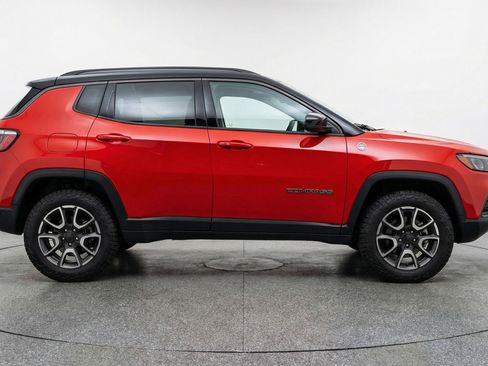 Used 2025 Jeep Compass Trailhawk image 11